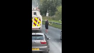 Hombre realiza arriesgada maniobra para despejar el paso del autobús donde iba como pasajero