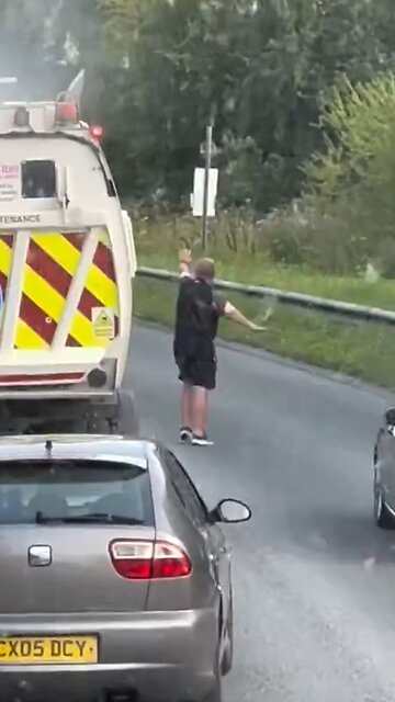 Hombre realiza arriesgada maniobra para despejar el paso del autobús donde iba como pasajero