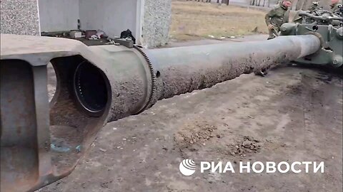 Russian soldiers take over a British M777 howitzer left by retreating Ukrainians in the Kursk region