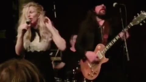Courtney Love singing "Creep" by Radiohead