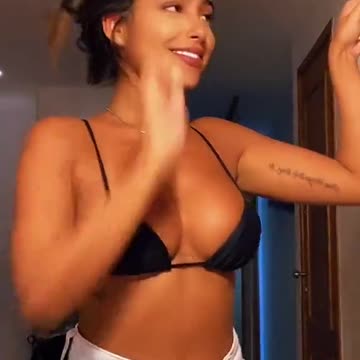 look at her eyes😍🤗