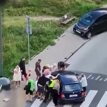 W Sopocie, na skrzyżowaniu ulic Kolberga i Cieszyńskiego, 80-letnia kobieta kierująca