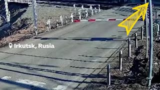 Una furgoneta intenta atravesar un paso de ferrocarril cerrado