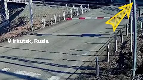 Una furgoneta intenta atravesar un paso de ferrocarril cerrado