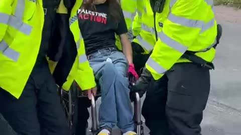 La polizia britannica arresta un attivista con disabilità durante una manifestazione