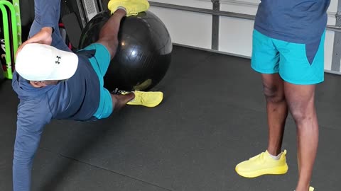 HIGH SIDE PLANK TWIST WITH BALL
