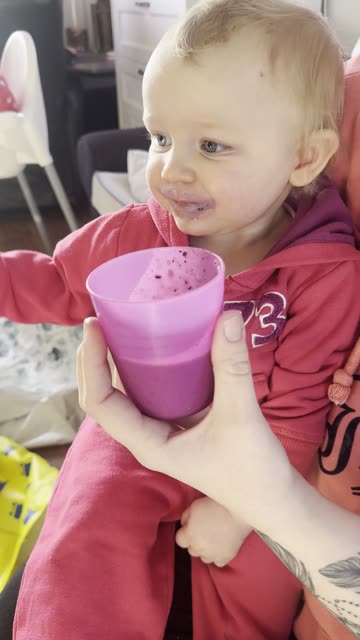 Baby Kayla Trying Smoothie for the First Time – Yum Yum! 🍓