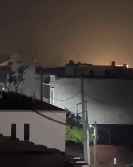 🇮🇳 Explosions and missiles flying in Amritsar, Indian Punjab.