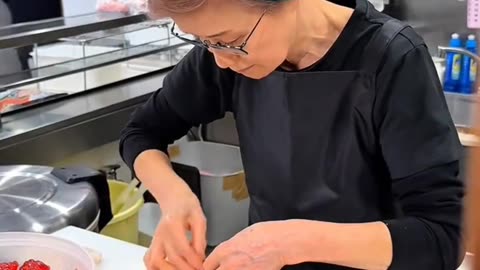 Making jumbo onigiri