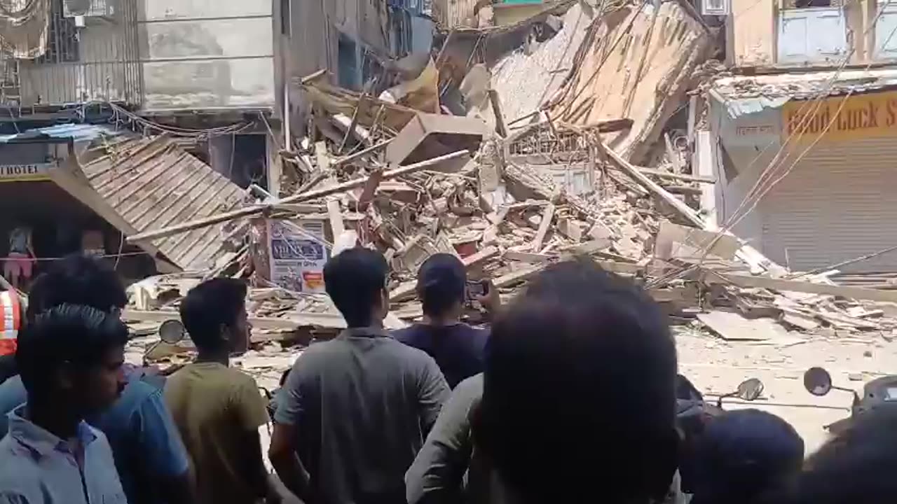Video: Old building housing post office collapses in Madanpura area of Mumbai,