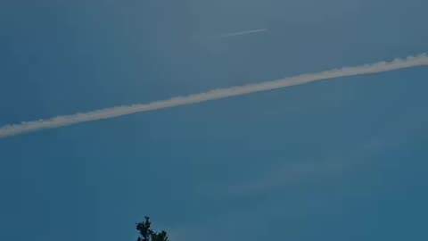 condensation trail (contrail) and Geoengineering (chemtrail)