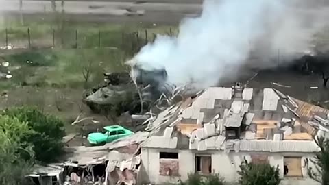 Ukrainian M2 Bradley and Russian BTR-82 face off in close-range clash