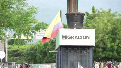 Military forces and traffic at the Colombia-Venezuela border in Cucuta after Maduro's capture