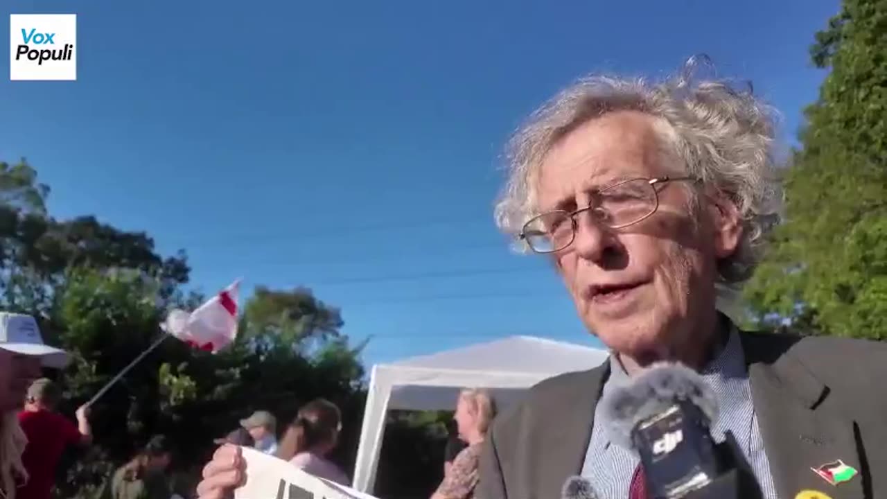 🇬🇧🚨 PIERS CORBYN, brother of JEREMY CORBYN, has arrived at the Bell MIGRANT...