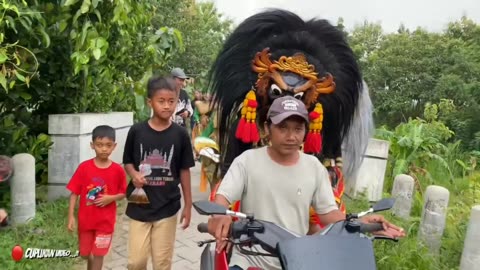 Barongan goes around the village chasing the audience