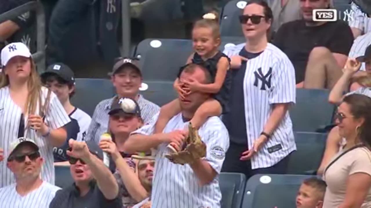 Dad makes no-look catch in stands after daughter covers his eyes at Yankees-Rays game