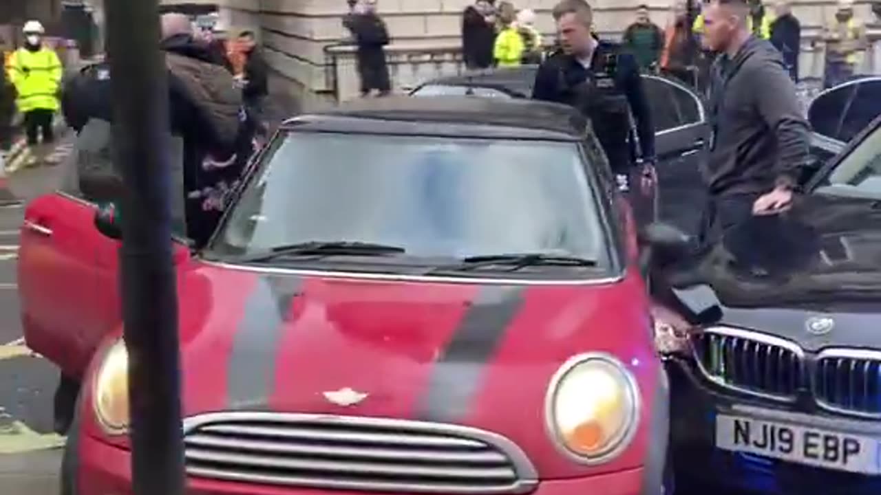 A Mini Cooper on the run tries to evade police capture with quick thinking.