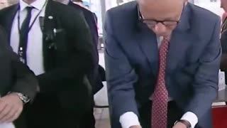 Canciller alemán deja caer su pastel en una fiesta pública