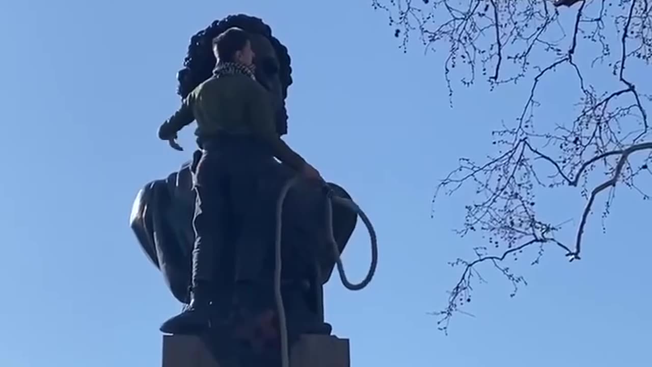 Odessa’s Pushkin Monument Targeted: 'Wanted Bulldozer' Sign Sparks Verbal Clash