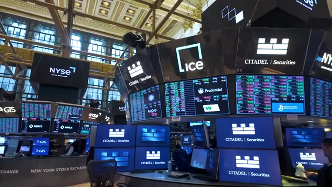 Wall Street stocks mostly flat after Moody's downgrade