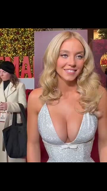 Sydney Sweeney STUNS in Silver Versace at The Housemaid Premiere 🔥 Red Carpet Full Video (NYC 2025)