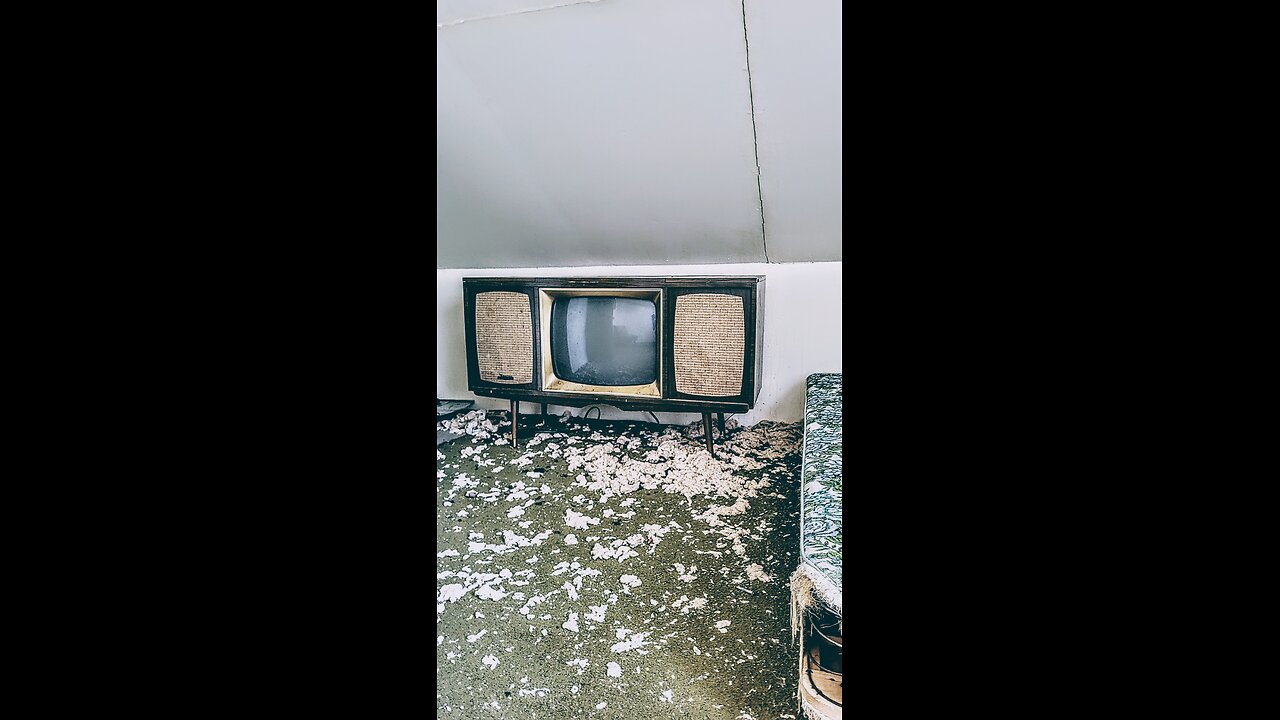 This House Had Lots Of Cool Stuff Left Behind // Abandoned Saskatchewan