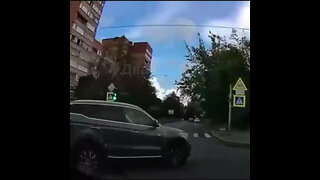 Conductora despistada en la carretera provoca un absurdo accidente