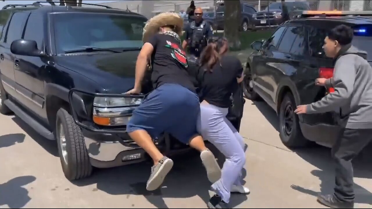 ICE-AGENTS RAID ILLEGALS HOME🏘️🚶🏻🚓👲📸AT RESIDENTIAL AREA IN NEBRASKA🧎🚔👮‍♂️🏃🏠💫