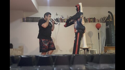 Boxing with knife