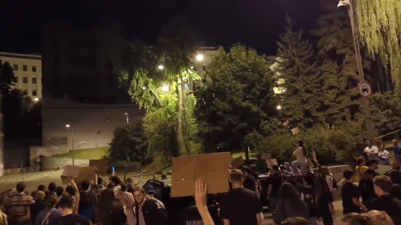 Despite the beginning of a curfew, demonstrators remain on the streets of the capital of Ukraine, Kyiv.