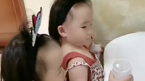 三小只自己的流水线你们打几分 😏😏 #家有萌娃 #三胞胎vlog #爸爸帶娃記 #lovelybaby #lovelygirl