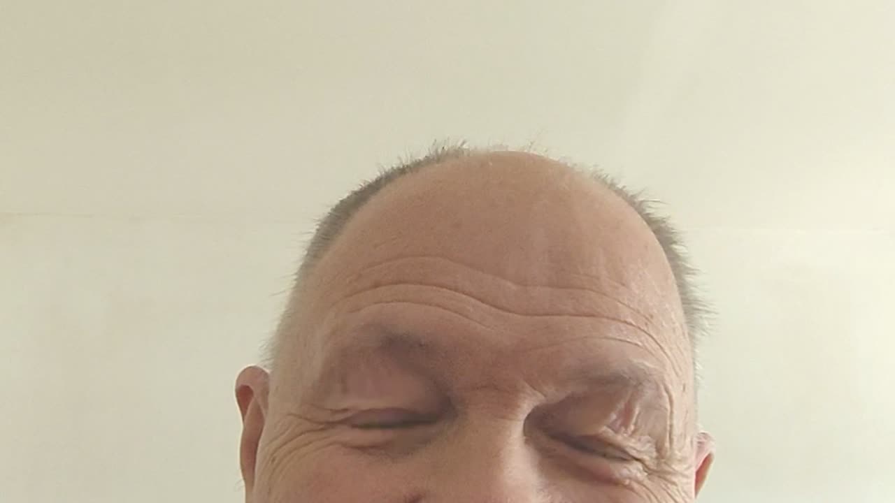 A férfi a családfó de a nyak, aki a fejet mozgatja feliratos