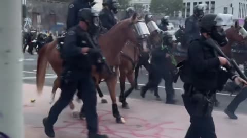 HAPPENING NOW 🚨_ Police continue to push protestors away from federal buildings