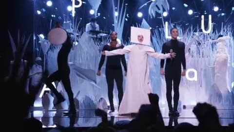 Lady Gaga Performs ‘Applause’
