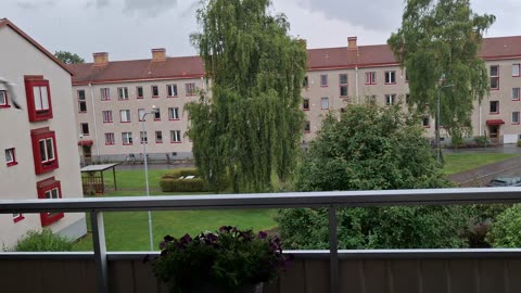 Åskan slog ner i räcket på balkongen när jag filmade.. Örebro 23Juli 2025