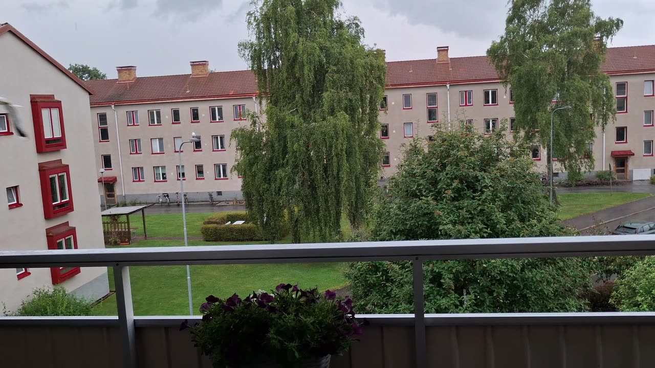 Åskan slog ner i räcket på balkongen när jag filmade.. Örebro 23Juli 2025