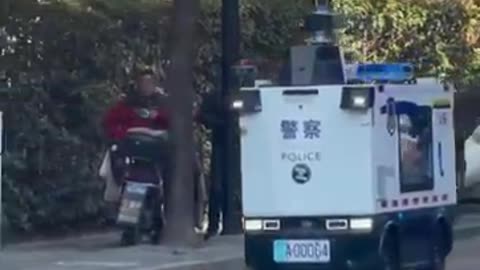 Cina: Controllo della polizia con scanner facciali automatici e a guida autonoma