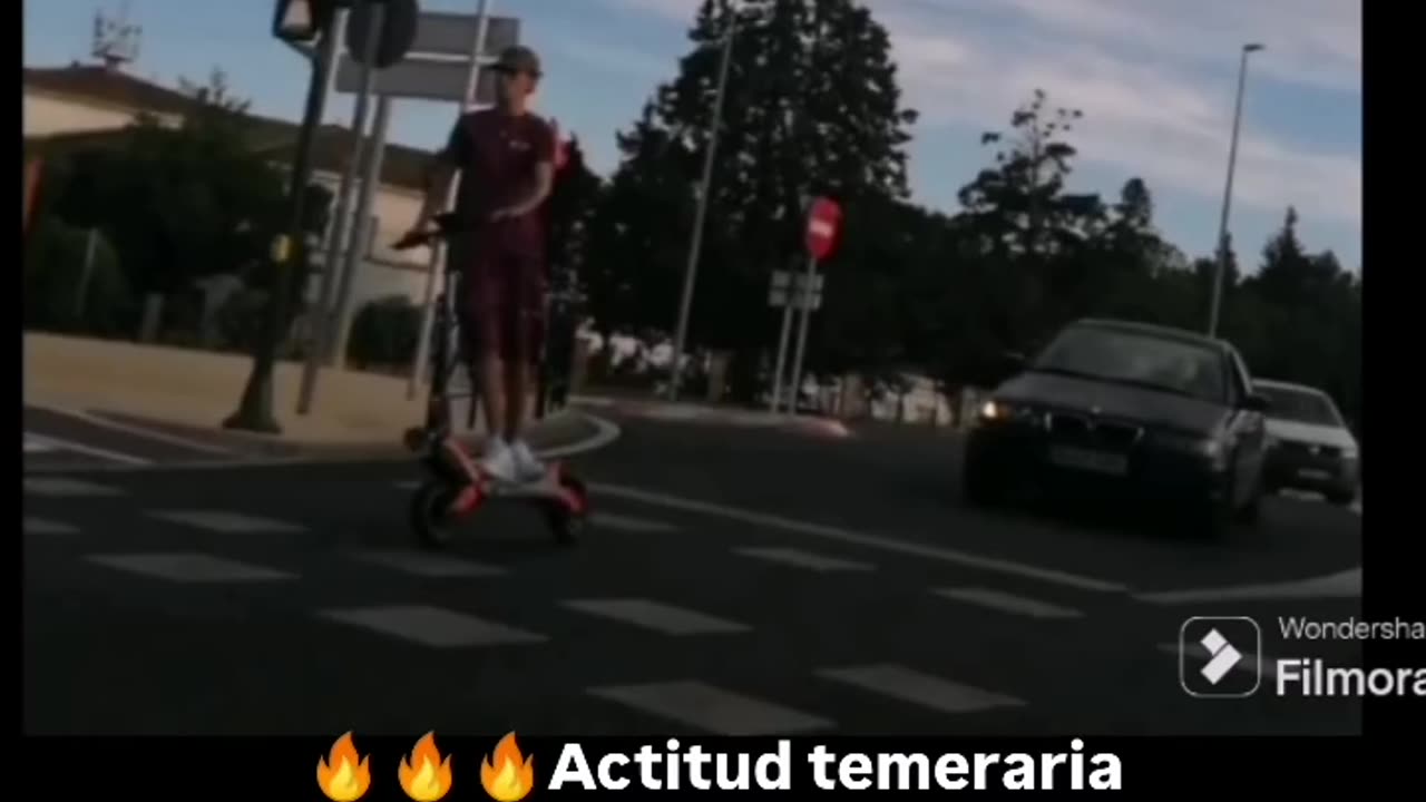 Actitud temeraria de un patinetero con un padre y su hija