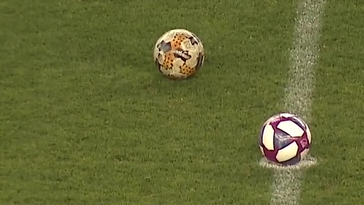 A dream shot: the ball, with a perfect trajectory, lands right in the middle of the field.