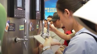 Wall Street de cervezas: un bar donde los precios de cervezas fluctúan como en la Bolsa de Valores