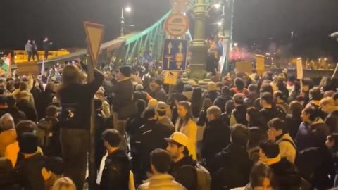 The anti-Orban protest tonight in Hungary 🇭🇺 escalated to a bridge blockade!