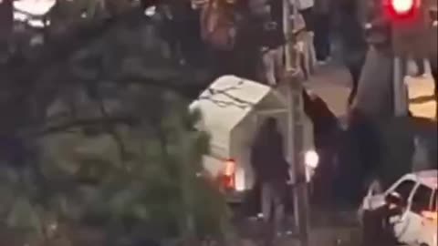 (Incredible Footage)Protesters Free Detainees from Mobile Holding Cell