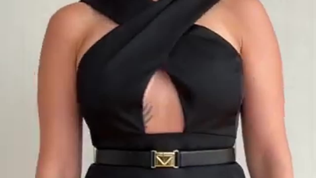 Scarlett johnasen in black dress