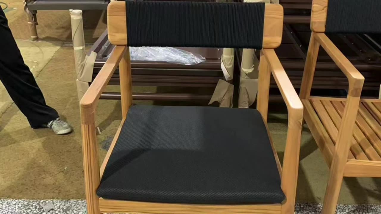 🌳Afternoon naps just got a tropical upgrade. 🥂