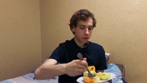 Завтрак без правил: пончик + фрукты