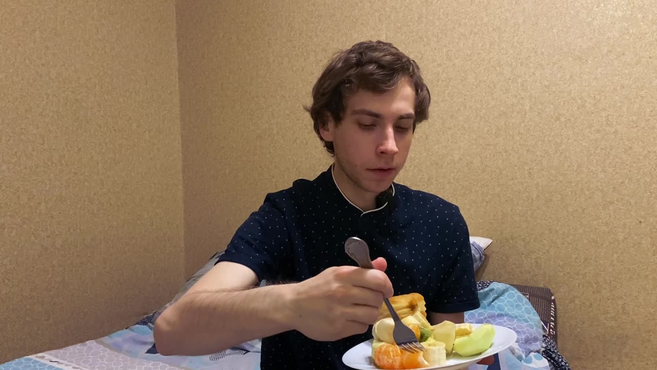 Завтрак без правил: пончик + фрукты