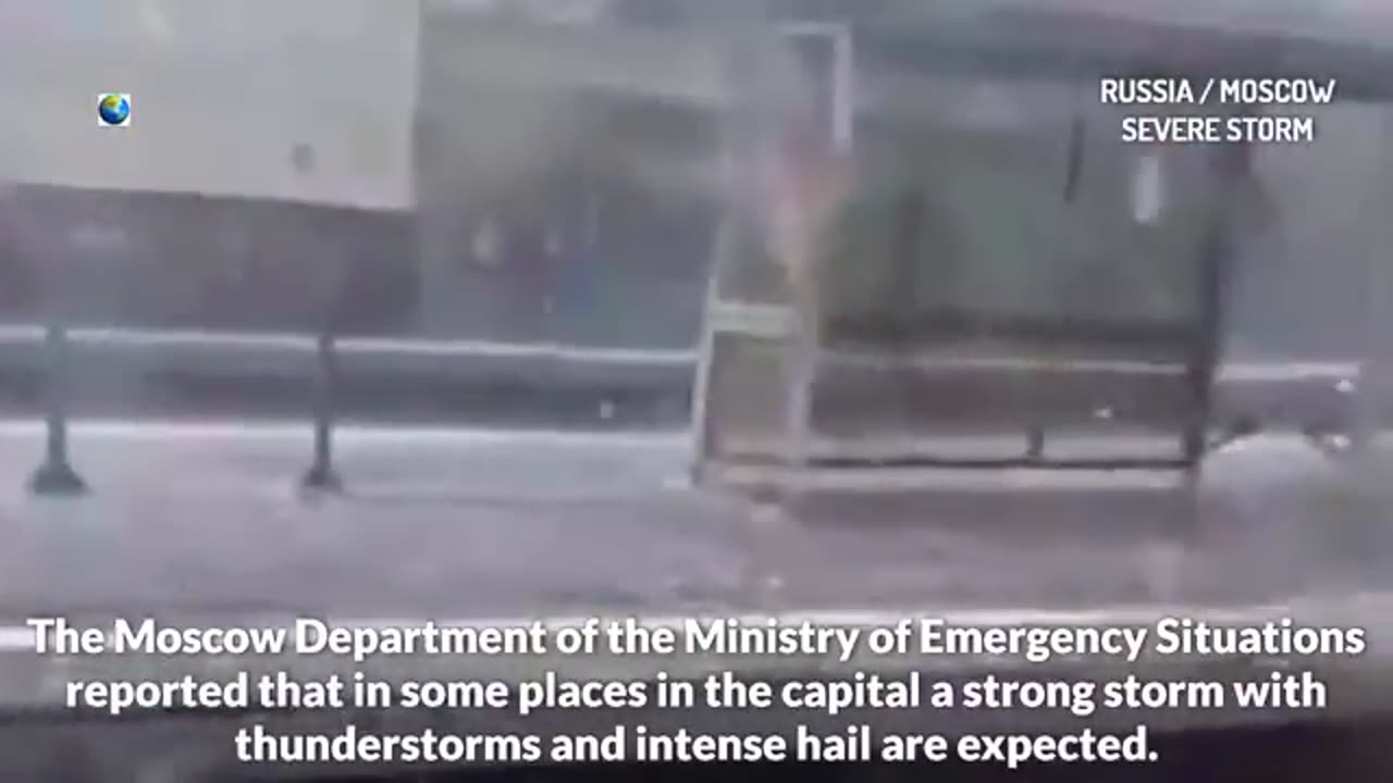 Une forte tempête frappe Moscou, inondant les rues, le métro et l'aéroport
