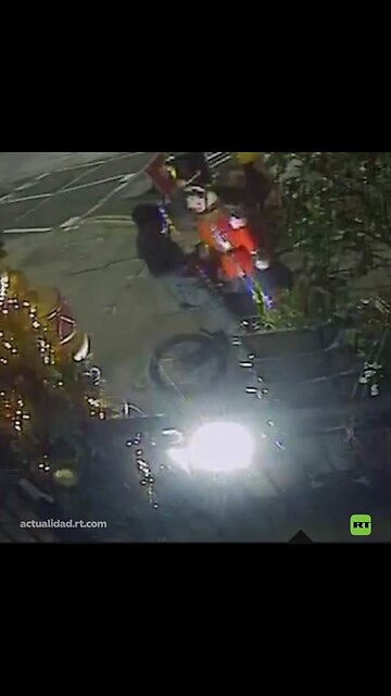 Ladrón robó una figura navideña y huye en motocicleta