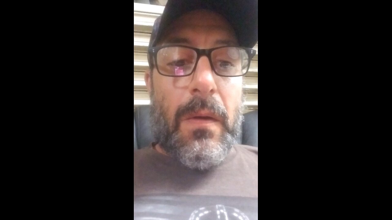 Even monkeys know using utencils instead of fingers is smarter...