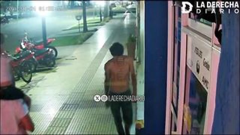 Diversity attacked a father who was carrying his daughter on his shoulders, knocking him out